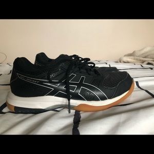 Asics volleyball shoes, barely worn, perfect con.